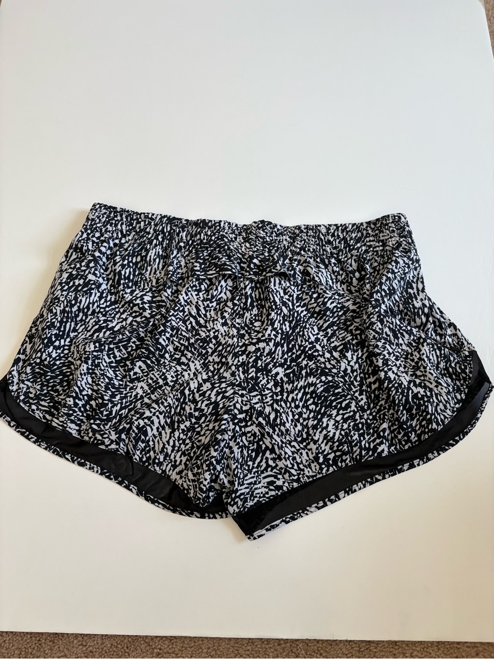 Athleta Printed Mesh Racer Run Shorts Black White Size XL 4” - Picture 2 of 11